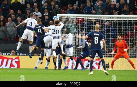 London, England, 06. November 2018. Luuk de Jong von PSV Eindhoven Kerben während Champions League Gruppe B zwischen den Tottenham Hotspur und im Wembley Stadion, London, England, 06. Nov 2018. Kredit Aktion Foto Sport FA Premier League und der Football League Bilder unterliegen dem DataCo Lizenz. Redaktionelle Verwendung nur. Kein Print Sales. Keine persönlichen Gebrauch. Keine unbezahlten Einsatz Credit: Aktion Foto Sport/Alamy leben Nachrichten Stockfoto