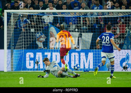 Gelsenkirchen, Deutschland. 06 Nov, 2018. Fussball: Champions League, FC Schalke 04 - Galatasaray Istanbul, Gruppenphase, Gruppe D, Spieltag 4 in der Veltins Arena. Die istanbuler Henry Onyekuru wird besiegt durch Schalker Torhüter Alexander Nübel (u). Credit: Rolf Vennenbernd/dpa/Alamy leben Nachrichten Stockfoto