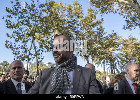 November 6, 2018 - Barcelona, Katalonien, Spanien - Miquel Buch ist gesehen Gruß Konzentrate, die am Eingang des TSJC.. Miquel Buch, aktuelle katalanische Innenminister und Neus Lloveras, Bürgermeister von Vilanova i la GeltrÃº, Barcelona, haben bezeugt vor dem Kammergericht von Katalonien (TSJC) für die Unterstützung der kommunalen Körperschaften, die Sie über während der Katalanischen Referendum auf. 1. Oktober (Credit Bild: © Paco Freire/SOPA Bilder über ZUMA Kabel unter dem Vorsitz) Stockfoto