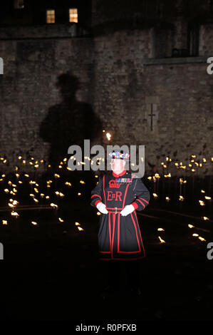 London, Großbritannien. 6. November 2018. Eindrucksvolle Szenen am Tower von London für die Erinnerung gedenken - Der Turm erinnert sich - Jenseits der Vertiefung Schatten. Die Flamme wird beleuchtet, die von Freiwilligen jeden Abend bis 11. November. Credit: Monica Wells/Alamy leben Nachrichten Stockfoto