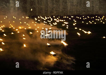 London, Großbritannien. 6. November 2018. Eindrucksvolle Szenen am Tower von London für die Erinnerung gedenken - Der Turm erinnert sich - Jenseits der Vertiefung Schatten. Die Flamme wird beleuchtet, die von Freiwilligen jeden Abend bis 11. November. Credit: Monica Wells/Alamy leben Nachrichten Stockfoto