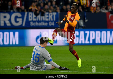 Dpatop - 06. November 2018, Nordrhein-Westfalen, Gelsenkirchen: Fussball: Champions League, FC Schalke 04 - Galatasaray Istanbul, Gruppenphase, Gruppe D, Spieltag 4 in der Veltins Arena. Torhüter Alexander Nübel aus Schalke und Henry Onyekuru (r) von Galatasaray im Duell. Foto: Ina Faßbender/dpa Stockfoto