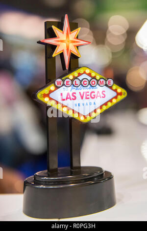 London, UK, 06. November 2018. Eine Miniaturausgabe des berühmten Las Vegas Schild ziert ein USA stand am vorletzten Tag der World Travel Market in Excel London. Die dreitägige Messe ist die weltweit führende Veranstaltung für die Reiseindustrie. Credit: Stephen Chung/Alamy leben Nachrichten Stockfoto