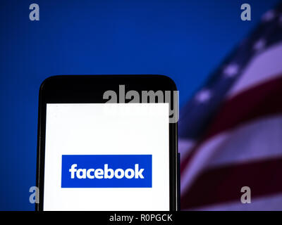 Kiew, Ukraine. 6 Nov, 2018. Facebook Logo auf dem Smartphone angezeigt. Quelle: Igor Golovniov/SOPA Images/ZUMA Draht/Alamy leben Nachrichten Stockfoto