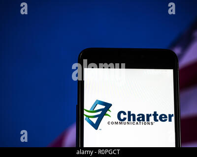 Kiew, Ukraine. 6 Nov, 2018. Charter Communications. Telekommunikation Firmenlogo auf dem Smartphone angezeigt. Charter Communications, Inc. ist ein US-amerikanisches Telekommunikationsunternehmen, die seine Dienstleistungen für Verbraucher und Unternehmen bietet unter dem Branding des Frequenzspektrums. Quelle: Igor Golovniov/SOPA Images/ZUMA Draht/Alamy leben Nachrichten Stockfoto