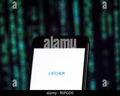 Kiew, Ukraine. 6 Nov, 2018. Catcher Technology Co Ltd. Logo auf dem Smartphone angezeigt. Catcher Technology ist ein Hersteller von Computer und Kommunikationselektronik Credit: Igor Golovniov/SOPA Images/ZUMA Draht/Alamy leben Nachrichten Stockfoto