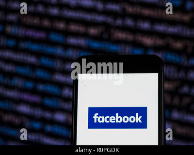 Kiew, Ukraine. 6 Nov, 2018. Facebook Logo auf dem Smartphone angezeigt. Quelle: Igor Golovniov/SOPA Images/ZUMA Draht/Alamy leben Nachrichten Stockfoto