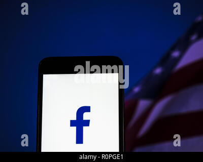 Kiew, Ukraine. 6 Nov, 2018. Facebook Logo auf dem Smartphone angezeigt. Quelle: Igor Golovniov/SOPA Images/ZUMA Draht/Alamy leben Nachrichten Stockfoto