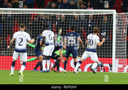 London, England, 06. November 2018. Tottenham Hotspur ist Harry Kane Kerben während Champions League Gruppe B zwischen den Tottenham Hotspur und PSV Eindhoven im Wembley Stadion, London, England, 06. Nov 2018. Kredit Aktion Foto Sport FA Premier League und der Football League Bilder unterliegen dem DataCo Lizenz. Redaktionelle Verwendung nur. Kein Print Sales. Keine persönlichen Gebrauch. Keine unbezahlten Einsatz Credit: Aktion Foto Sport/Alamy leben Nachrichten Stockfoto