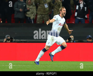 London, England, 06. November 2018. Tottenham Hotspur ist Harry Kane feiert sein Ziel während der Champions League Gruppe B zwischen den Tottenham Hotspur und PSV Eindhoven im Wembley Stadion, London, England, 06. Nov 2018. Kredit Aktion Foto Sport FA Premier League und der Football League Bilder unterliegen dem DataCo Lizenz. Redaktionelle Verwendung nur. Kein Print Sales. Keine persönlichen Gebrauch. Keine unbezahlten Einsatz Credit: Aktion Foto Sport/Alamy leben Nachrichten Stockfoto