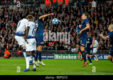 Wembley Stadion, London, UK. 6. November 2018. Harry Kane von Tottenham Hotspur Kerben das Siegtor während der UEFA Champions League Match zwischen den Tottenham Hotspur und PSV Eindhoven im Wembley Stadion, London, England am 6. November 2018. Credit: UK Sport Pics Ltd/Alamy leben Nachrichten Stockfoto