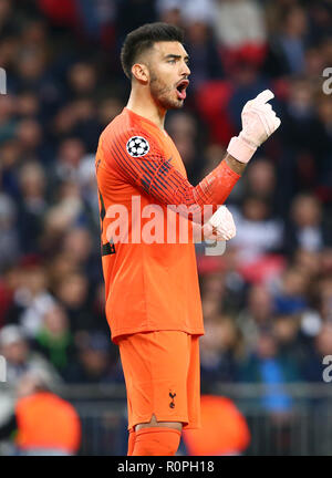 London, England, 06. November 2018. Tottenham Hotspur Paulo Gazzaniga während der Champions League Gruppe B zwischen den Tottenham Hotspur und PSV Eindhoven im Wembley Stadion, London, England, 06. Nov 2018. Kredit Aktion Foto Sport FA Premier League und der Football League Bilder unterliegen dem DataCo Lizenz. Redaktionelle Verwendung nur. Kein Print Sales. Keine persönlichen Gebrauch. Keine unbezahlten Einsatz Credit: Aktion Foto Sport/Alamy leben Nachrichten Stockfoto