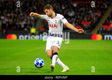 Wembley Stadion, London, UK. 6. November 2018. Ben Davies von Tottenham Hotspur in Aktion. UEFA Champions League, Gruppe B, Tottenham Hotspur v PSV Eindhoven im Wembley Stadion in London am Dienstag, 6. November 2018. Dieses Bild dürfen nur für redaktionelle Zwecke verwendet werden. Nur die redaktionelle Nutzung, eine Lizenz für die gewerbliche Nutzung erforderlich. Keine Verwendung in Wetten, Spiele oder einer einzelnen Verein/Liga/player Publikationen. pic von Steffan Bowen/Andrew Orchard sport Fotografie/Alamy leben Nachrichten Stockfoto