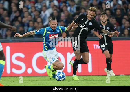 Napoli, Kampanien, Italien, 2018-11-06, UEFA Champions League SSC Neapel - Paris Saint Germain in Bildern Marek Hamsik und Neymar jr. in Aktion Quelle: Antonio Balasco/Alamy leben Nachrichten Stockfoto