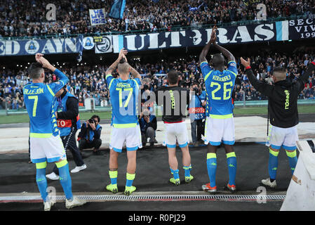 Napoli, Kampanien, Italien, 2018-11-06, UEFA Champions League SSC Neapel - Paris Saint Germain in Bildern die Spieler von Napoli danken den Fans unter der Kurve, Josè Callejon, Marek Hamsik, Dreies Mertens, Kalidou Koulibaly und Lorenzo Insigne Credit: Antonio Balasco/Alamy leben Nachrichten Stockfoto