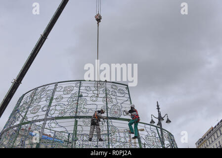 Madrid, Spanien. 6 Nov, 2018. Arbeitnehmer vorbereiten ein riesiger Weihnachtsbaum an der Puerta del Sol in Madrid zu installieren, vor Weihnachten feiern. Quelle: John milner/SOPA Images/ZUMA Draht/Alamy leben Nachrichten Stockfoto