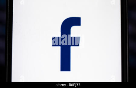 Kiew, Ukraine. 6 Nov, 2018. Facebook Logo auf dem Smartphone angezeigt. Quelle: Igor Golovniov/SOPA Images/ZUMA Draht/Alamy leben Nachrichten Stockfoto