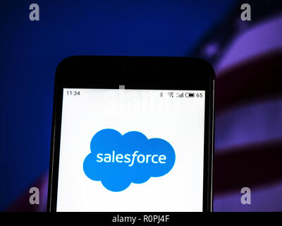 Kiew, Ukraine. 6 Nov, 2018. Salesforce Cloud computing Firmenlogo auf dem Smartphone angezeigt. Quelle: Igor Golovniov/SOPA Images/ZUMA Draht/Alamy leben Nachrichten Stockfoto