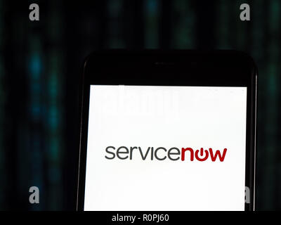 Kiew, Ukraine. 6 Nov, 2018. ServiceNow Computer software Firmenlogo auf dem Smartphone angezeigt. ServiceNow, Inc. ist ein US-amerikanischer cloud computing Unternehmen mit Hauptsitz in Santa Clara, Kalifornien. Es wurde im Jahr 2004 von Fred Luddy, der bisherige CTO von Softwareunternehmen Peregrine Systems und Remedy Corporation gegründet. Quelle: Igor Golovniov/SOPA Images/ZUMA Draht/Alamy leben Nachrichten Stockfoto