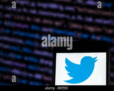 Kiew, Ukraine. 6 Nov, 2018. Twitter Logo Social Networking Website gesehen auf einem Smartphone angezeigt. Quelle: Igor Golovniov/SOPA Images/ZUMA Draht/Alamy leben Nachrichten Stockfoto