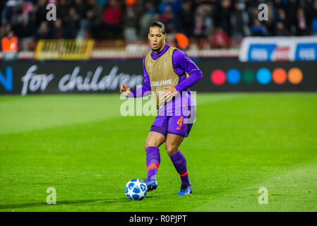 Belgrad, Serbien. 6. November 2018. UEFA Champions League: Roter Stern Belgrad gegen Liverpool, FK Cukaricki Stadium, Belgrad. Virgil Van Dijk von Liverpool erwärmt Credit: Nikola Krstic/Alamy leben Nachrichten Stockfoto