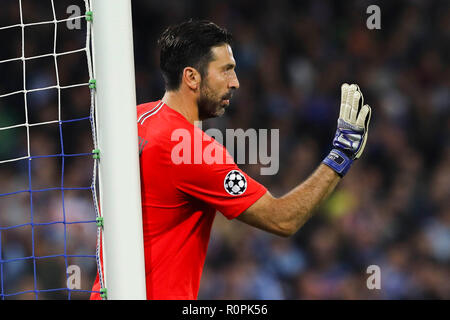 Napoli, Kampanien, Italien, 2018-11-06, UEFA Champions League SSC Neapel - Paris Saint Germain in Bildern Gianluigi Buffon Torhüter die PSG Credit: Antonio Balasco/Alamy leben Nachrichten Stockfoto