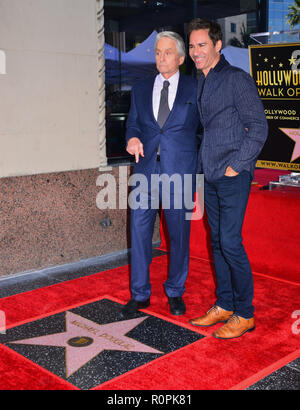 Hollywood, Kalifornien, USA. 6. November 2018. Michael Douglas Star 158 Eric McCormack geehrt mit einem Stern auf dem Hollywood Walk of Fame am 6. November 2018 in Hollywood, Kalifornien. Credit: Tsuni/USA/Alamy leben Nachrichten Stockfoto