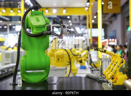 Shanghai, China. 6 Nov, 2018. Der Fanuc-roboter sind an der ersten China International Import Expo (CIIE) in Shanghai, China, November 6, 2018 gesehen. High-end Intelligentes Gerät Ausstellungsfläche an Ciie deckt künstliche Intelligenz, industrielle Automatisierung und Roboter, digitale Fabriken, neue Energie, Strom & Elektrik, Luft- & Raumfahrt Technologien und Ausrüstungen, etc., zieht viele Besucher an. Credit: Ding Ting/Xinhua/Alamy leben Nachrichten Stockfoto