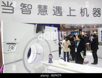 Shanghai, China. 6 Nov, 2018. Besucher auf einem CT-Scanner von General Electric an der ersten China International Import Expo (CIIE) in Shanghai, China, November 6, 2018. High-end Intelligentes Gerät Ausstellungsfläche an Ciie deckt künstliche Intelligenz, industrielle Automatisierung und Roboter, digitale Fabriken, neue Energie, Strom & Elektrik, Luft- & Raumfahrt Technologien und Ausrüstungen, etc., zieht viele Besucher an. Credit: Ding Ting/Xinhua/Alamy leben Nachrichten Stockfoto