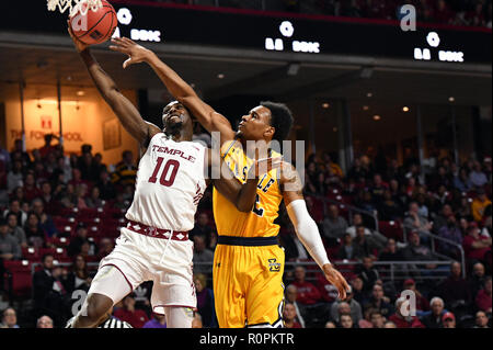 Philadelphia, Pennsylvania, USA. 6 Nov, 2018. Bügel-eulen guard SHIZZ ALSTON JR. (10) Wird von La Salle Entdecker guard CHEDDI MOSELY (12) Während die Big 5 und Saison Eröffnung Basketball Spiel für beide Mannschaften am Liacouras Center in Philadelphia gespielt wird gefoult. Credit: Ken Inness/ZUMA Draht/Alamy leben Nachrichten Stockfoto