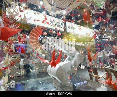 Shanghai, China. 6 Nov, 2018. Ein roboterarm ist auf dem Stand von Mitsubishi Electric an der ersten China International Import Expo (CIIE) in Shanghai, China, November 6, 2018 gesehen. High-end Intelligentes Gerät Ausstellungsfläche an Ciie deckt künstliche Intelligenz, industrielle Automatisierung und Roboter, digitale Fabriken, neue Energie, Strom & Elektrik, Luft- & Raumfahrt Technologien und Ausrüstungen, etc., zieht viele Besucher an. Credit: Chen Jianli/Xinhua/Alamy leben Nachrichten Stockfoto