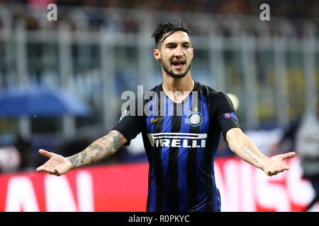 Mailand, Italien. 6. November 2018. Matteo Politano des FC Internazionale Gesten während der Uefa Champions League Gruppe B Spiel zwischen FC Internazionale und FC Barcelona. Credit: Marco Canoniero/Alamy leben Nachrichten Stockfoto