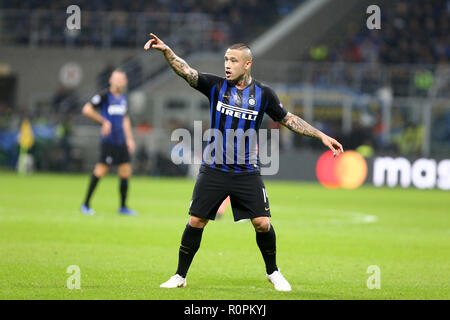 Mailand, Italien. 6. November 2018. Radja Nainggolan des FC Internazionale gestiures während der Uefa Champions League Gruppe B Spiel zwischen FC Internazionale und FC Barcelona. Credit: Marco Canoniero/Alamy leben Nachrichten Stockfoto