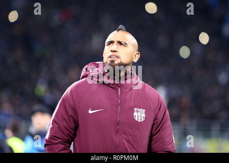 Mailand, Italien. 6. November 2018. Arturo Vidal des FC Barcelona sieht vor Uefa Champions League Gruppe B Spiel zwischen FC Internazionale und FC Barcelona. Credit: Marco Canoniero/Alamy leben Nachrichten Stockfoto