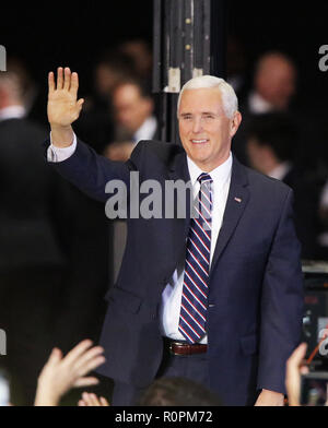 Pensacola, Florida, USA. 10 Okt, 2018. US-Vizepräsident Mike Pence erhält auf einer Kundgebung mit US-Präsident Donald J. Trumpf in Pensacola, Florida, USA Am 3. November zu sprechen, 2018 Credit: Dan Anderson/ZUMA Draht/Alamy leben Nachrichten Stockfoto