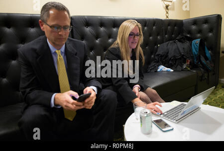 Leesburg, Virginia, USA. 06. November 2018. Virginia demokratische Kongreßanwärter Jennifer Wexton und ihr Ehemann Andrew watch Ergebnisse kommen in, Dienstag, November 6, 2018 in Dulles, Virginia am Washington Dulles Airport Marriott. (Foto von Douglas Graham/Loudoun Jetzt) Credit: William Graham/Alamy leben Nachrichten Stockfoto