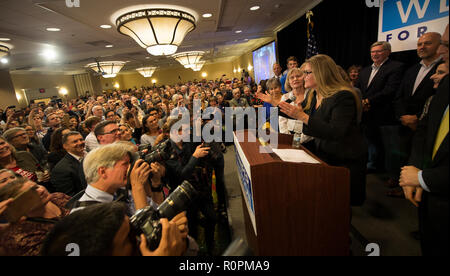 Leesburg, Virginia, USA. 06. November 2018. Virginia demokratische Kongreßanwärter Jennifer Wexton flankiert durch ihre Familie und Mitarbeiter bei ihrem Sieg Partei, Dienstag, November 6, 2018 in Dulles, Virginia am Washington Dulles Airport Marriott. (Foto von Douglas Graham/Loudoun Jetzt) Credit: William Graham/Alamy leben Nachrichten Stockfoto