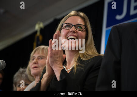 Leesburg, Virginia, USA. 06. November 2018. Virginia demokratische Kongreßanwärter Jennifer Wexton flankiert durch ihre Familie und Mitarbeiter bei ihrem Sieg Partei, Dienstag, November 6, 2018 in Dulles, Virginia am Washington Dulles Airport Marriott. (Foto von Douglas Graham/Loudoun Jetzt) Credit: William Graham/Alamy leben Nachrichten Stockfoto