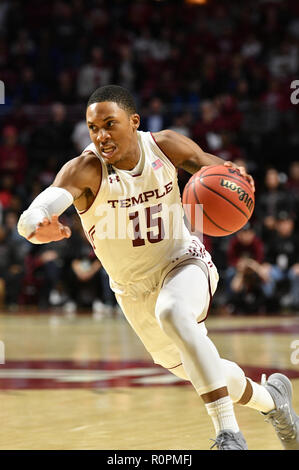 Philadelphia, Pennsylvania, USA. 6 Nov, 2018. Bügel-eulen guard NATE PIERRE-LOUIS (15) Laufwerke an den Korb während der Großen 5 und Saison Eröffnung Basketball Spiel für beide Mannschaften am Liacouras Center in Philadelphia gespielt wird. Tempel beat LaSalle 75-67 Quelle: Ken Inness/ZUMA Draht/Alamy leben Nachrichten Stockfoto