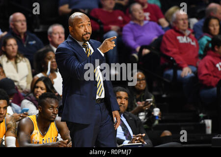 Philadelphia, Pennsylvania, USA. 6 Nov, 2018. La Salle Explorers Head Coach Ashley Howard während der Großen 5 und Saison Eröffnung Basketball Spiel für beide Mannschaften am Liacouras Center in Philadelphia gespielt wird angezeigt. Tempel beat LaSalle 75-67 Quelle: Ken Inness/ZUMA Draht/Alamy leben Nachrichten Stockfoto