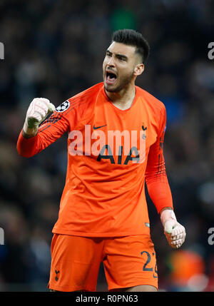 London, Großbritannien. 6 Nov, 2018. Tottenham Hotspur des Torwarts Paulo Gazzaniga feiert das Team Ziel während der UEFA Champions League Match zwischen den Tottenham Hotspur und PSV Eindhoven in London, Großbritannien An November 6, 2018. Tottenham Hotspur gewann 2-1. Credit: Han Yan/Xinhua/Alamy leben Nachrichten Stockfoto