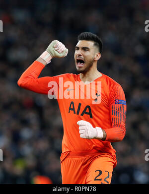 London, Großbritannien. 6 Nov, 2018. Tottenham Hotspur des Torwarts Paulo Gazzaniga feiert das Team Ziel während der UEFA Champions League Match zwischen den Tottenham Hotspur und PSV Eindhoven in London, Großbritannien An November 6, 2018. Tottenham Hotspur gewann 2-1. Credit: Han Yan/Xinhua/Alamy leben Nachrichten Stockfoto