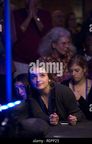 Kingston, New York, USA. 6 Nov, 2018. Befürworter sehen Sie frühen Exit Poll Resultate kommen während einer midterm Wahl watch Party für Antonio Delgado am Dienstag, November 6, 2018, im Senat Garage in Kingston, New York. Delgado gewann die Wahlen zum Repräsentantenhaus, erste Rückschlagkegel - Begriff der Republikanische Kongressabgeordnete John Faso, als Demokraten zurück das Repräsentantenhaus in einer midterm Wahl weithin als ein Referendum über die ersten zwei Jahre Präsident der Trumpf im Amt wahrgenommen. Credit: Ben Moffat/ZUMA Draht/Alamy leben Nachrichten Stockfoto