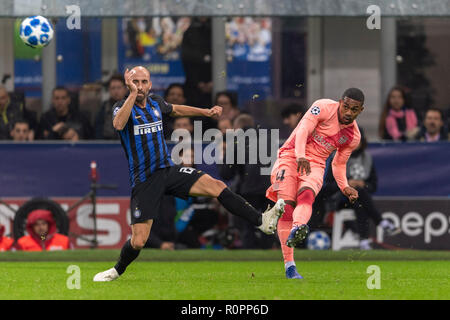 Malcom Filipe Silva de Oliveira (Barcelona) Borja Valero Iglesias (Inter)Während der 'Uefa Champions League' Group Stage B Übereinstimmung zwischen Inter 1-1 Barcelona im Giuseppe Meazza Stadion auf SNovember 06, in Mailand, Italien 2018. Credit: Maurizio Borsari/LBA/Alamy leben Nachrichten Stockfoto
