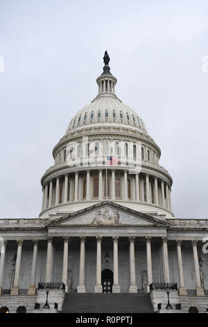 Washington, DC, USA. 6 Nov, 2018. Das Kapitol in Washington, DC, Nov. 6, 2018 gesehen. Die US-amerikanischen Republikanischen Partei am Dienstag gelungen, eine Mehrheit im Senat die midterm Wahlen zu halten, während die Demokraten die Mehrheit von den Republikanern gerungen, nach Prognosen mehrerer Nachrichtenagenturen. Quelle: Liu Jie/Xinhua/Alamy leben Nachrichten Stockfoto