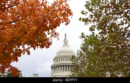 Washington, DC, USA. 6 Nov, 2018. Das Kapitol in Washington, DC, Nov. 6, 2018 gesehen. Die US-amerikanischen Republikanischen Partei am Dienstag gelungen, eine Mehrheit im Senat die midterm Wahlen zu halten, während die Demokraten die Mehrheit von den Republikanern gerungen, nach Prognosen mehrerer Nachrichtenagenturen. Quelle: Liu Jie/Xinhua/Alamy leben Nachrichten Stockfoto