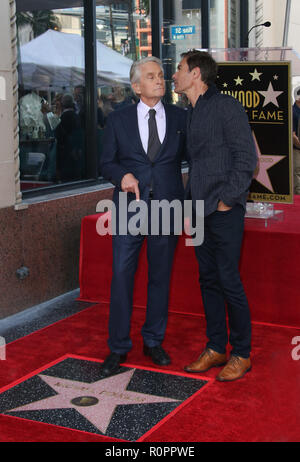 Hollywood, CA, November 06 Michael Douglas, Eric McCormack, nimmt Michael Douglas geehrt mit Stern auf dem Hollywood Walk of Fame am November 06, 2018. Credit: Faye Sadou/MediaPunch Credit: MediaPunch Inc/Alamy leben Nachrichten Stockfoto