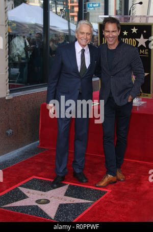 Hollywood, CA, November 06 Michael Douglas, Eric McCormack, nimmt Michael Douglas geehrt mit Stern auf dem Hollywood Walk of Fame am November 06, 2018. Credit: Faye Sadou/MediaPunch Credit: MediaPunch Inc/Alamy leben Nachrichten Stockfoto