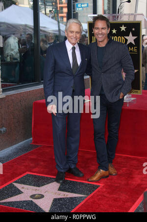 Hollywood, CA, November 06 Michael Douglas, Eric McCormack, nimmt Michael Douglas geehrt mit Stern auf dem Hollywood Walk of Fame am November 06, 2018. Credit: Faye Sadou/MediaPunch Credit: MediaPunch Inc/Alamy leben Nachrichten Stockfoto