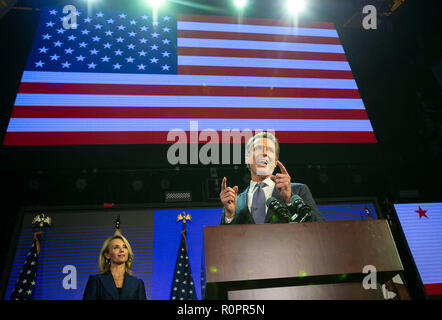 Los Angeles, CA, USA. 6 Nov, 2018. Der demokratische Kandidat für Calif Gouverneur Gavin Newsom feiert seinen Gewinn bei seiner Kampagne Partei an der Börse am Dienstag, 6. November 2018 in Los Angeles. Credit: Paul Kitagaki jr./ZUMA Draht/Alamy leben Nachrichten Stockfoto